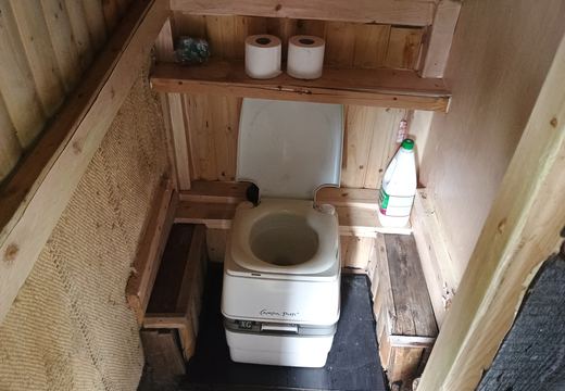 Chemické WC v zázemí chaty