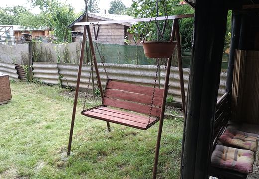 Houpačka a venkovní posezení na zahradě chaty
