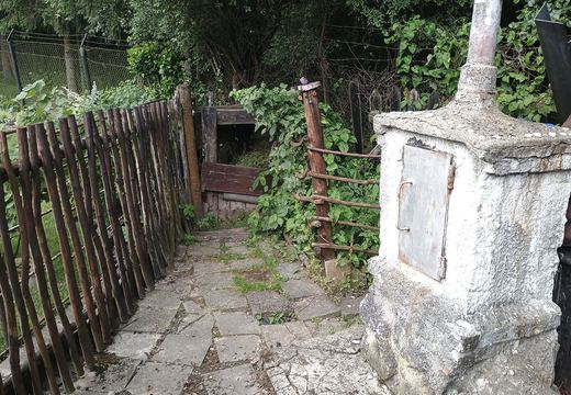 Přístupová cesta k chatě od ulice Rekreační